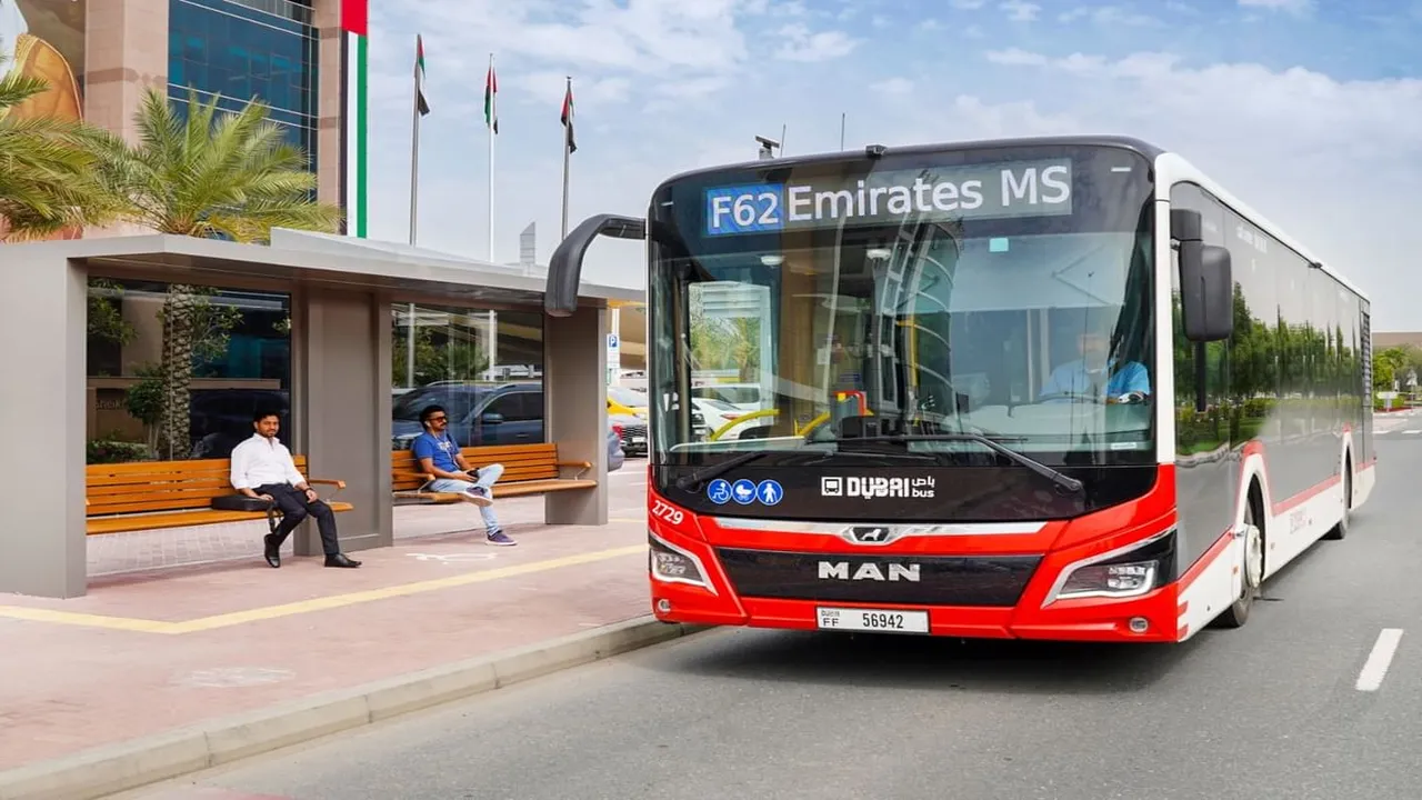 هيئة الطرق بدبي تنتهي من تركيب 726 مظلة لانتظار ركاب الحافلات العامة